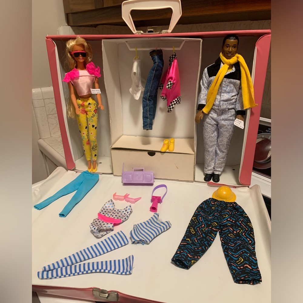 Vintage 80’s Barbie case with Barbies, Ken and clothing